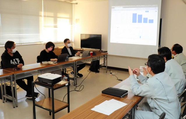 レタス収穫予測アプリの改善点を話し合うコンソーシアム参加者ら＝南あわじ市八木養宜中