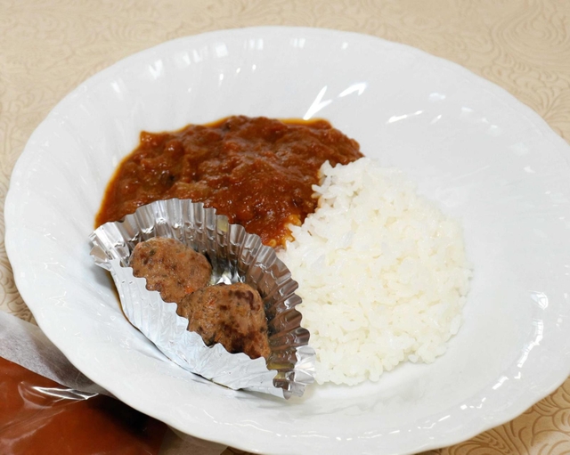 開発したイノシシ肉のカレーとシカ肉のミートボール＝南あわじ市八木養宜上
