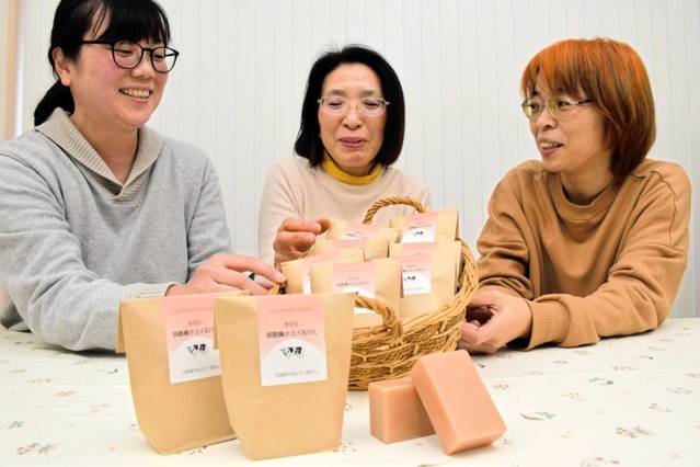 淡路島牛乳のホエイを使ったせっけんを商品化した兵庫つげこさん（中央）らアロマ教室のスタッフ＝南あわじ市阿那賀