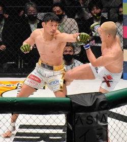 攻撃を仕掛ける住村竜市朗選手（左）＝神戸ワールド記念ホール