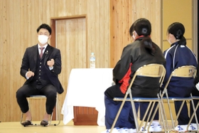 生徒の代表質問に答える近本光司選手＝淡路市多賀