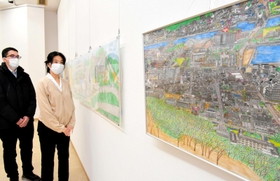 個性豊かな作品が並ぶ展示会場＝県立淡路文化会館