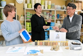 新商品について浜岡淳二社長（右）と話す、長期インターン生の河口樹さん（中）と西田達久人さん＝近畿壁材工業