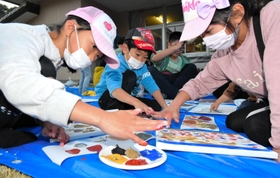 淡路の土で作った絵の具を使い、自由に絵を描く子どもら＝淡路市長沢、長沢エコセンター