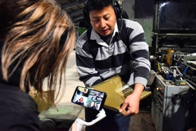 スマートフォンでつながった建築業関係者に向け、淡路瓦の説明をする栄和瓦産業の濱口健一社長＝南あわじ市松帆慶野