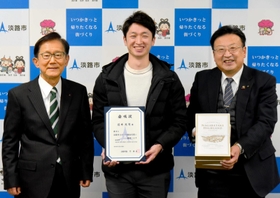 門康彦市長（左）、山本哲也教育長（右）から「スポーツ親善大使」の委嘱を受けた近本光司選手＝淡路市役所