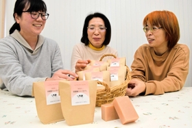 淡路島牛乳のホエイを使ったせっけんを商品化した兵庫つげこさん（中央）らアロマ教室のスタッフ＝南あわじ市阿那賀