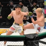 攻撃を仕掛ける住村竜市朗選手（左）＝神戸ワールド記念ホール