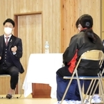 生徒の代表質問に答える近本光司選手＝淡路市多賀