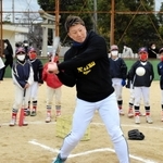 シーズン本塁打王を獲得した長打力を子どもらに見せる杉本裕太郎選手＝南あわじ市市青木