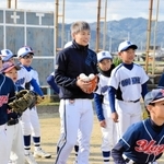 「どんな相手でも確実に取れる球を投げること」と、キャッチボールの基本を子どもらに説明する山岡泰輔投手＝南あわじ市市青木