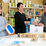 新商品について浜岡淳二社長（右）と話す、長期インターン生の河口樹さん（中）と西田達久人さん＝近畿壁材工業