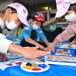淡路の土で作った絵の具を使い、自由に絵を描く子どもら＝淡路市長沢、長沢エコセンター