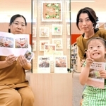 絵本を出版した片岡加奈子さん（右）と次女の來紀さん。挿絵に使う小物やクッキーを作った濱田宏美さん（左）＝津名図書館