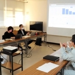 レタス収穫予測アプリの改善点を話し合うコンソーシアム参加者ら＝南あわじ市八木養宜中