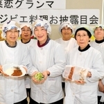 ジビエの料理開発に取り組む「美菜恋グランマ」のメンバー＝南あわじ市八木養宜上