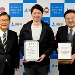 門康彦市長（左）、山本哲也教育長（右）から「スポーツ親善大使」の委嘱を受けた近本光司選手＝淡路市役所