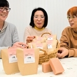 淡路島牛乳のホエイを使ったせっけんを商品化した兵庫つげこさん（中央）らアロマ教室のスタッフ＝南あわじ市阿那賀