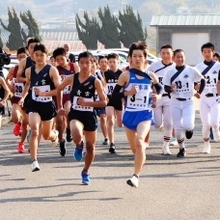 号砲とともに一斉にスタートした選手＝洲本市木戸