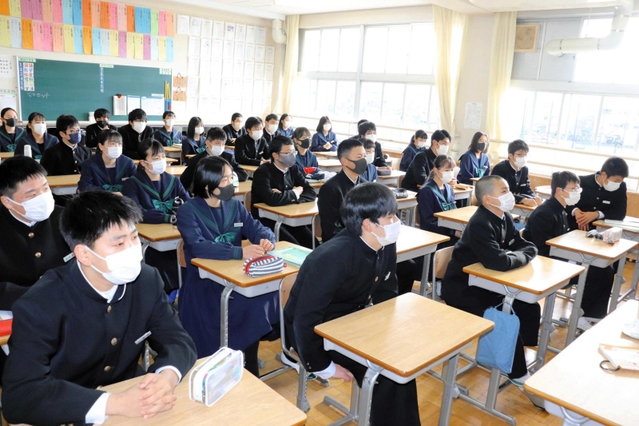 始業式後、担任教諭の話を真剣な表情で聞く３年生の生徒ら＝洲本市立青雲中学校