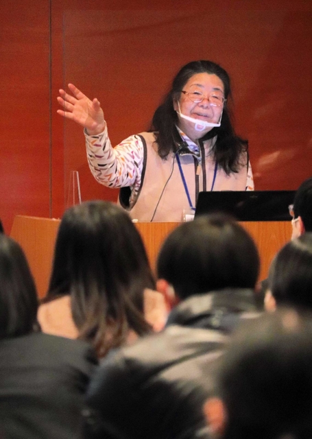 千葉県の高校生を前に、体験を語る向井規子さん＝５日、北淡震災記念公園