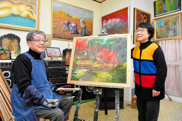 阪神・淡路大震災を機に絵画に没頭するようになった中之内肇さんと妻の敬子さん＝淡路市志筑