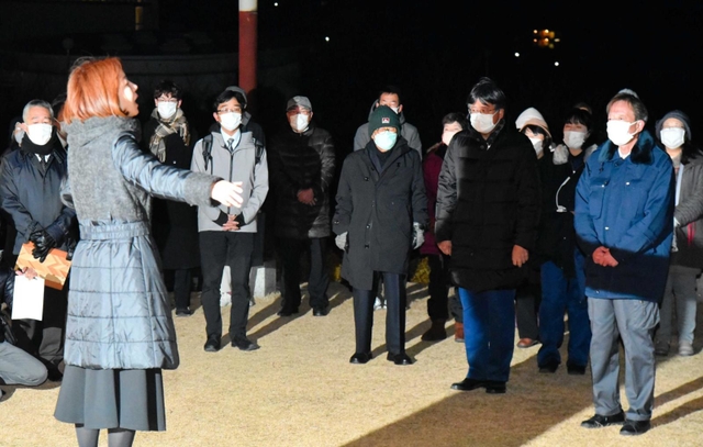 ２年ぶりに復活した合唱で、「ふるさと」を歌う追悼行事の参列者ら＝北淡震災記念公園（撮影・内田世紀）