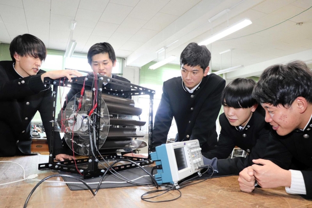 電気学会のコンテストで最優秀賞を獲得した生徒と製作した水力発電機＝洲本市宇山２