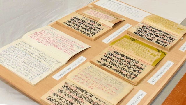 展示中の浄瑠璃本。朱は三味線で出す音色を示し、一部は友路さんが書き加えたものという＝南あわじ市市三條