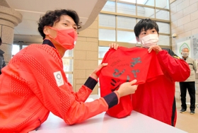 陸上に取り組む子どもたちを対象にサイン会を開いた坂東悠汰選手（左）＝津名高校