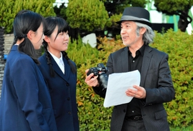 映画に出演した高校生に撮影の手順を説明する大須賀王子さん＝洲本高校