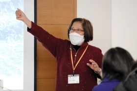 東京の大学生に語りかける黒谷静佳さん＝６日、北淡震災記念公園