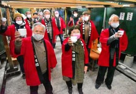 復興の酒「千夢酔」が今年も完成。犠牲者を悼み献杯する「淡路酒探偵団」のメンバー＝千年一酒造