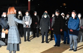 ２年ぶりに復活した合唱で、「ふるさと」を歌う追悼行事の参列者ら＝北淡震災記念公園（撮影・内田世紀）