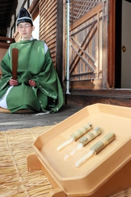かゆの流れ具合でコメの豊凶を占った竹筒＝伊弉諾神宮