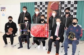 贈呈式に出席した村西選手（前列左端）と安達選手（同左から３番目）、淡路ビーフブランド化推進協議会の関係者ら＝淡路市佐野新島