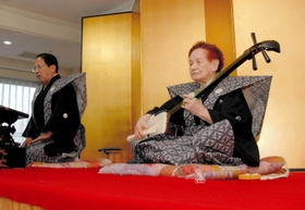 生前、三味線を披露する鶴澤友路さん＝２００８年１月
