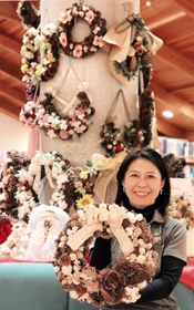 作品作りの楽しさ伝える福岡明日香さん＝洲本市立五色図書館