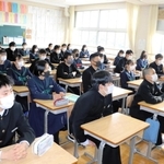 始業式後、担任教諭の話を真剣な表情で聞く３年生の生徒ら＝洲本市立青雲中学校