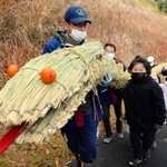 わらで作った大蛇を担ぐ地域住民ら＝南あわじ市倭文安住寺