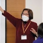 東京の大学生に語りかける黒谷静佳さん＝６日、北淡震災記念公園