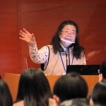千葉県の高校生を前に、体験を語る向井規子さん＝５日、北淡震災記念公園