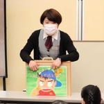 淡路市立釜口保育所の園児らに震災の紙芝居を読み聞かせる上佳代美さん＝１２日、北淡震災記念公園