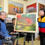阪神・淡路大震災を機に絵画に没頭するようになった中之内肇さんと妻の敬子さん＝淡路市志筑