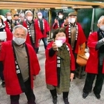 復興の酒「千夢酔」が今年も完成。犠牲者を悼み献杯する「淡路酒探偵団」のメンバー＝千年一酒造