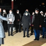 ２年ぶりに復活した合唱で、「ふるさと」を歌う追悼行事の参列者ら＝北淡震災記念公園（撮影・内田世紀）
