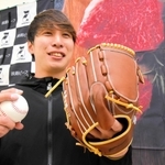 「淡路島レザー」で作ったグラブを手に笑顔のオリックス・村西良太投手＝淡路佐野運動公園グラウンド（撮影・内田世紀）
