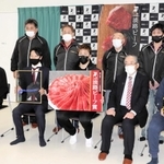 贈呈式に出席した村西選手（前列左端）と安達選手（同左から３番目）、淡路ビーフブランド化推進協議会の関係者ら＝淡路市佐野新島