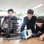 電気学会のコンテストで最優秀賞を獲得した生徒と製作した水力発電機＝洲本市宇山２