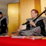 生前、三味線を披露する鶴澤友路さん＝２００８年１月